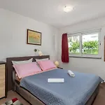 1 Bedroom Stunning In Apartment *