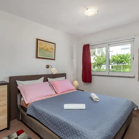 1 Bedroom Stunning In Apartament *